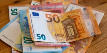 تراجع سعر اليورو مقابل الجنيه.. ويسجل 57.80 في البنك المركزي