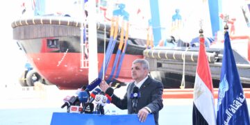 رئيس هيئة قناة السويس يشهد تدشين القاطرتين عزم 1" و"عزم 2" بمصنع مصر للقاطرات