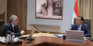 مدبولي يبحث مع رئيس الهيئة الاقتصادية لقناة السويس فرص جذب الاستثمارات وتعزيز البنية التحتية