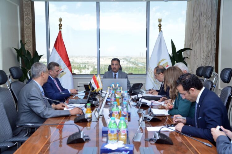 وزير التموين يوجه بزيادة إنتاج الزيوت واستقرار الأسعار خلال اجتماعه مع "مصر للزيوت والصابون"