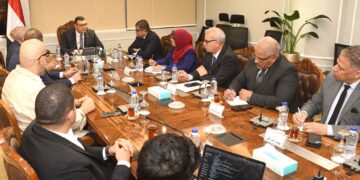 التقى المهندس شريف الشربيني، وزير الإسكان والمرافق والمجتمعات العمرانية، مساء أمس، أحمد البطراوي، مسئول منصة مصر العقارية، وفريق عمله، لاستعراض فرص التعاون