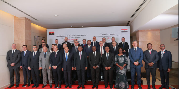 مصر وأنجولا.. مائدة مستديرة برئاسة الرئيس الأنجولي مع كبار المسؤولين ورجال الأعمال