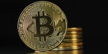 البيتكوين تكسر حاجز 100 ألف دولار لأول مرة منذ شهر فبراير 2025