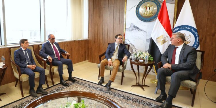 وزير البترول يبحث مع "شارد كابيتال" تطورات تنفيذ مشروع بتروكيماويات العلمين باستثمارات 7 مليارات دولار