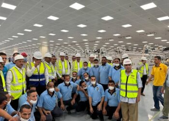 وزير قطاع الأعمال العام يهنئ العاملين بالمصانع والشركات التابعة للوزارة بمناسبة عيد العمال