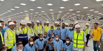 وزير قطاع الأعمال العام يهنئ العاملين بالمصانع والشركات التابعة للوزارة بمناسبة عيد العمال