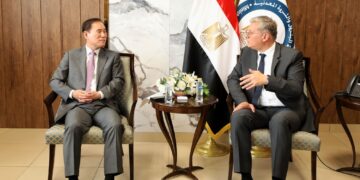 وزير البترول يبحث مع وفد كوري فرص ضخ استثمارات جديدة في خليج السويس والصحراء الغربية