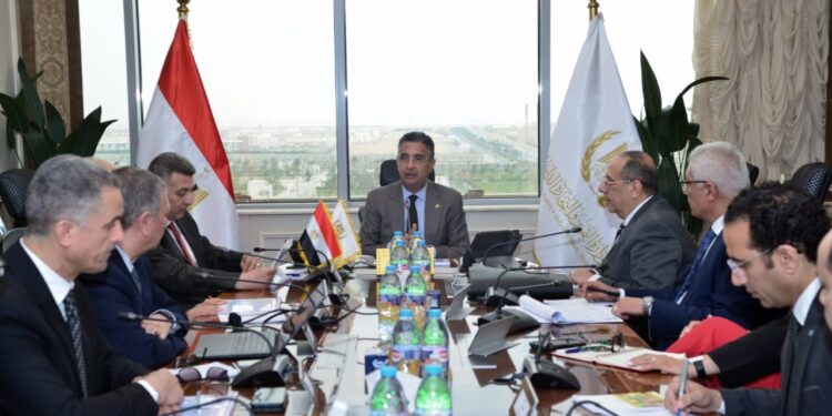 شريف فاروق يبحث مع شركة قها خطط التوسع وتوفير السلع بأسعار عادلة