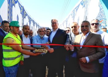 كريم بدوي يفتتح مشروع تطوير قرية الطوناب بأسوان