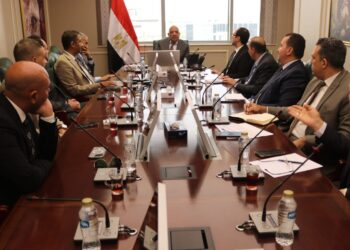 وزير الكهرباء يتابع مع مسئولي شركة ساى شيلد خطة تنفيذ برنامج الشحن الموحد العدادات الكهربائية