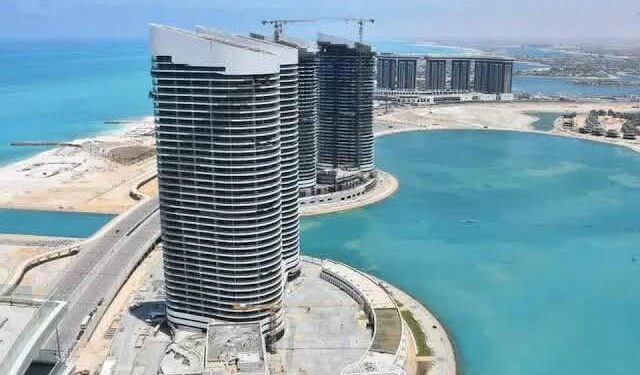 ملاك الأبراج الشاطئية بالعلمين الجديدة يستغيثون: بلطجة وتلاعب بالشواطئ تهدد استثماراتنا وسمعة مصر السياحية
