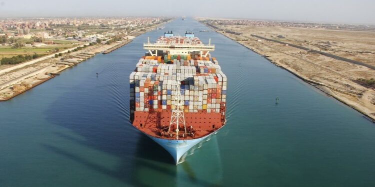 إيرادات قناة السويس تتراجع إلى 1.8 مليار دولار بالنصف الأول من 2024/2025.. خسائر 62%