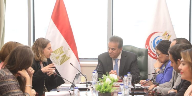 وزير الصحة والسكان يبحث مع وفد الوكالة الفرنسية للتنمية AFD سبل تعزيز التعاون في القطاع الصحي