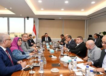 وزير الإسكان يعقد اجتماعا مع مسئولي شركة "سيتي إيدج" لمتابعة موقف مبيعات عددٍ من المشروعات