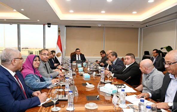 وزير الإسكان يعقد اجتماعا مع مسئولي شركة "سيتي إيدج" لمتابعة موقف مبيعات عددٍ من المشروعات