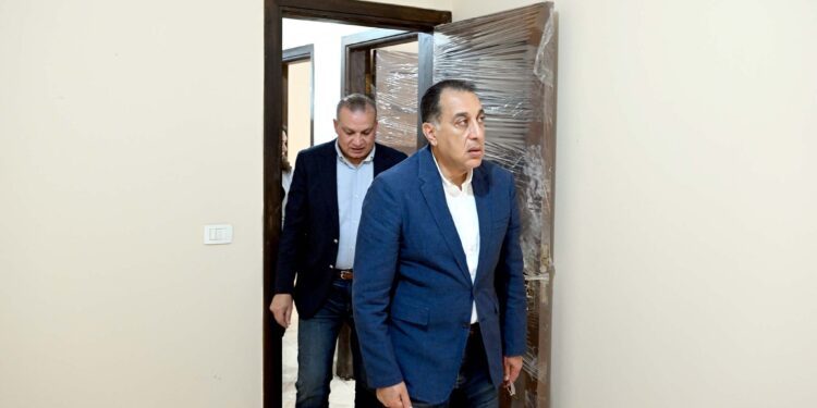 رئيس الوزراء يتفقد مشروع إسكان محدودي الدخل بالعجيزي ضمن تطوير العشوائيات