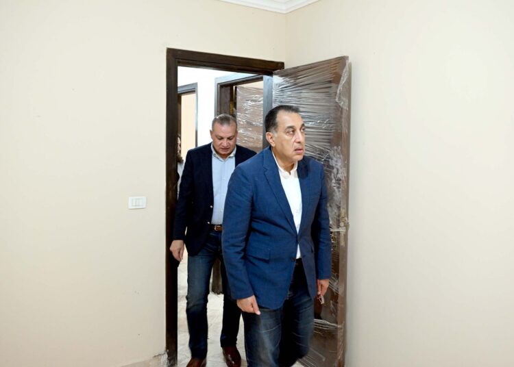 رئيس الوزراء يتفقد مشروع إسكان محدودي الدخل بالعجيزي ضمن تطوير العشوائيات