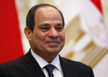 الرئيس السيسي يوافق على قرض فرنسي لإنشاء خط سكة حديد "الروبيكي - العاشر – بلبيس"