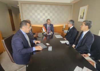 وزير الاتصالات يبحث مع شركتي "توشيبا" و"شارب" إنشاء مراكز بحثية بمصر