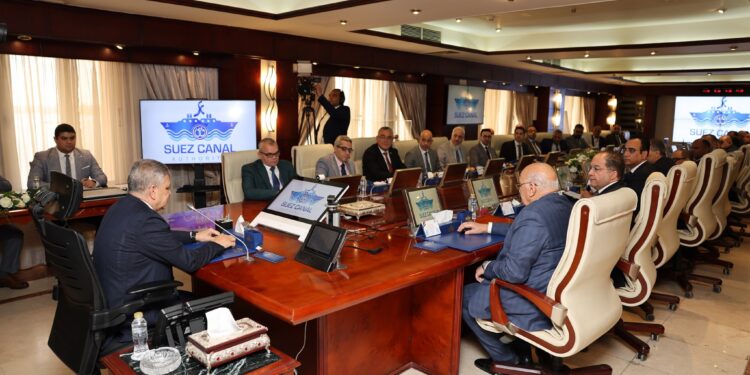 أسامة ربيع في اجتماع موسع مع شركات الملاحة العالمية لدعم استقرار حركة عبور السفن