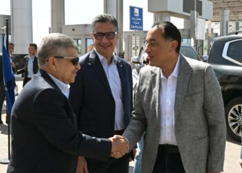 مصطفى مدبولي يتفقد مشروعات المنطقة الاقتصادية لقناة السويس ويفتتح عدد من المشروعات الحيوية