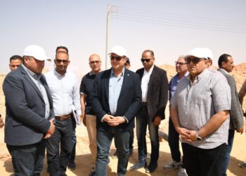 الشربيني يتفقد مشروعات الطرق والمرافق والكهرباء برأس الحكمة الجديدة