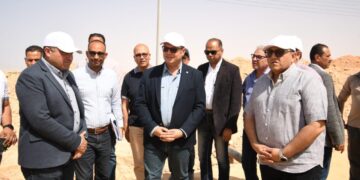 الشربيني يتفقد مشروعات الطرق والمرافق والكهرباء برأس الحكمة الجديدة