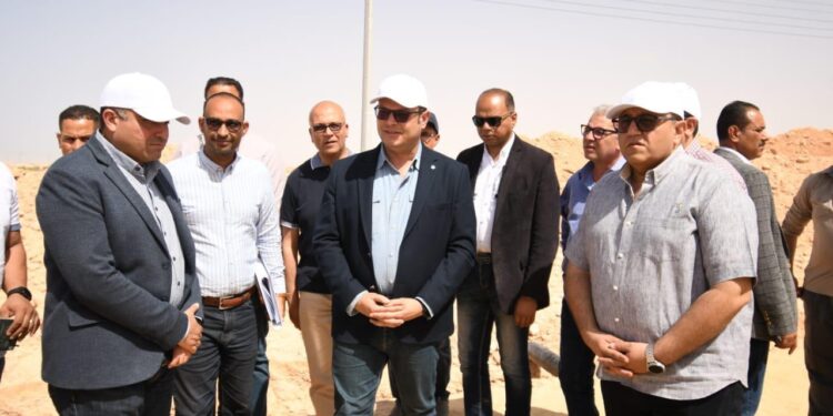 الشربيني يتفقد مشروعات الطرق والمرافق والكهرباء برأس الحكمة الجديدة