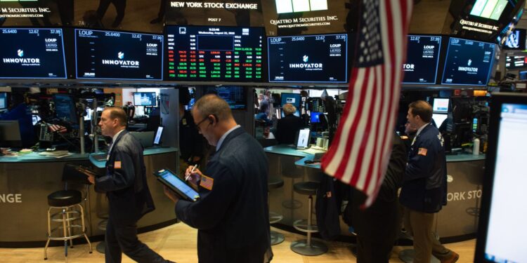 "ناسداك" يقفز 4.3% و"داو جونز" يضيف 1160 نقطة مع تهدئة التوترات التجارية بين الصين وأمريكا
