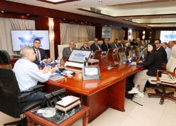 قناة السويس وميرسك تبحثان عودة الملاحة.. وتخفيضات لتحفيز الخطوط العالمية