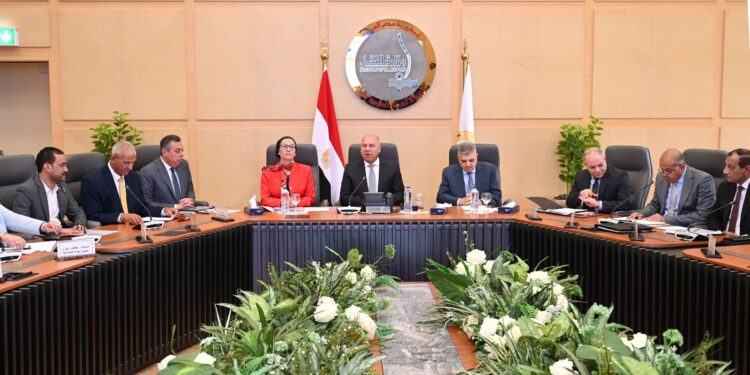 مصر تدشن أكبر مشروع لجمع مخلفات السفن العابرة لقناة السويس وفق المعايير الدولية