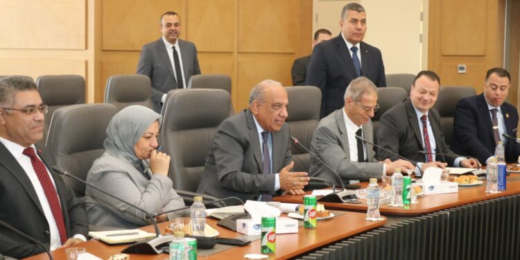 الكهرباء و"روسآتوم" يبحثان تطورات مشروع الضبعة النووي ويؤكدان الالتزام بخطط التنفيذ