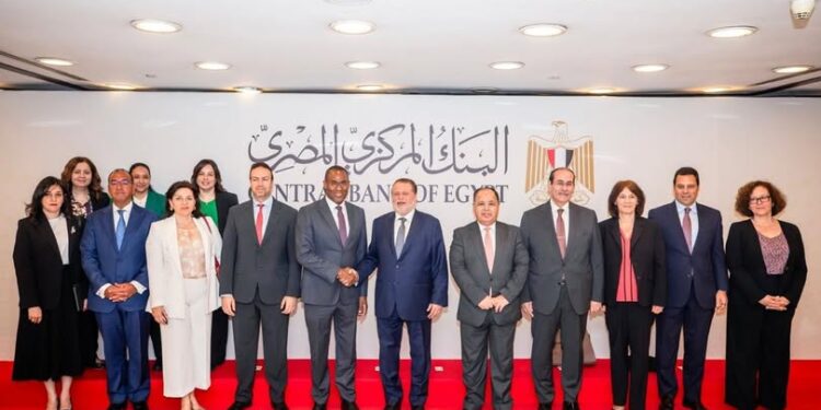 محافظ البنك المركزي يلتقي وفد صندوق النقد لمتابعة تطورات برنامج الإصلاح الاقتصادي