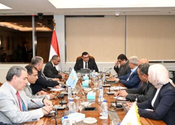 وزير الإسكان يتابع أعمال وجهود الوزارة في ملف تحلية المياه