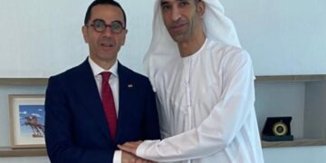 وزير الاستثمار يدعو الشركات الإماراتية لزيادة استثماراتها ويعد بإزالة العقبات