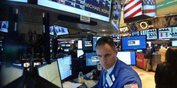 أنهت مؤشرات وول ستريت تعاملات جلسة الجمعة على ارتفاع جماعي، مدعومة ببيانات قوية عن سوق العمل الأميركي، والتي أظهرت مرونة أكبر من المتوقع، ما عزز شهية المخاطرة لدى المستثمرين.وساهمت نتائج تقرير الوظائف…