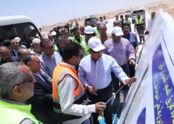 كامل الوزير يتفقد مشروعات النقل والصناعة بالمنيا ويوجه بتطوير المناطق الصناعية