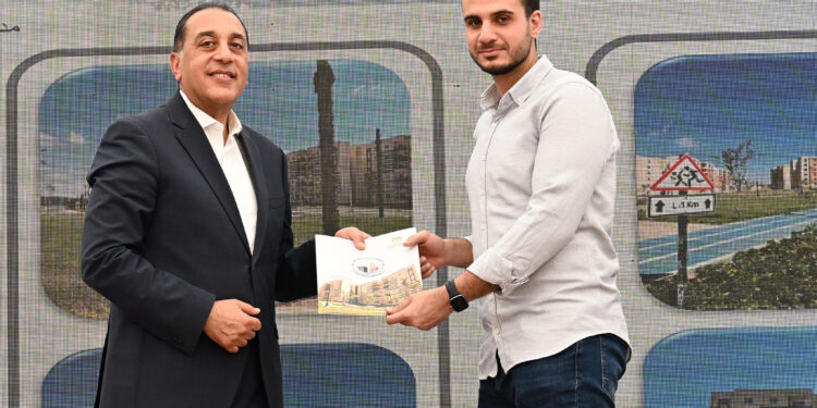 رئيس الوزراء يسلم عقود الوحدات السكنية للمستفيدين من مشروع المبادرة الرئاسية  سكن لكل المصريين