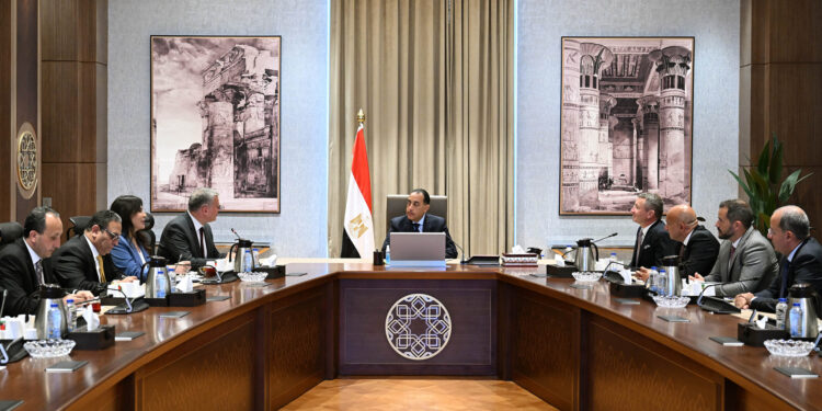 مدبولي يبحث مع "إكسون موبيل" تسريع أعمال الحفر في امتيازي "كايرو" و"مصري"