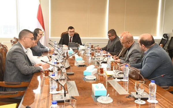 وزير الإسكان يتابع تنفيذ خطة تطوير المحاور والطرق الرئيسة بمدن غرب القاهرة ومنظومة مياه الشرب والصرف الصحي