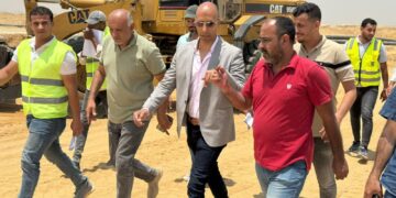 وزير الإسكان يتابع تنفيذ مشروعات الطرق والمرافق بالامتداد الجنوبي للقاهرة الجديدة