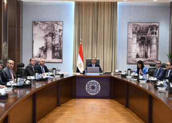 رئيس الوزراء يتابع جهود خفض مستويات الدين من الناتج المحلي الإجمالي وتعزيز دور القطاع الخاص في جميع المجلات