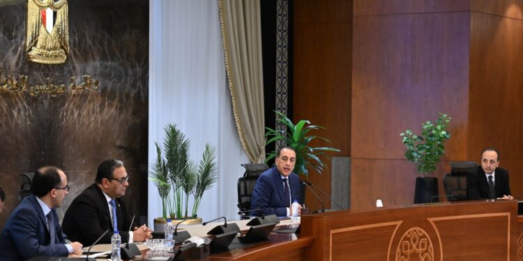 مصطفى مدبولي: 4 سفن تغويز لضمان استمرار الكهرباء في الصيف ومضاعفة استثمارات الطاقة