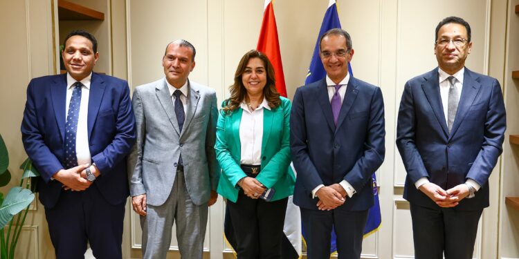 تعاون وزارتي الاتصالات والتنمية المحلية لتشغيل 332 مجمع خدمات حكومية بالقرى