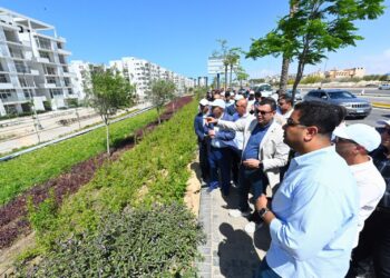 وزير الإسكان يتفقد "كمبوند مزارين" والممشى السياحي والشاطئ الخاص بمدينة العلمين الجديدة