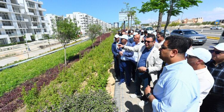 وزير الإسكان يتفقد "كمبوند مزارين" والممشى السياحي والشاطئ الخاص بمدينة العلمين الجديدة
