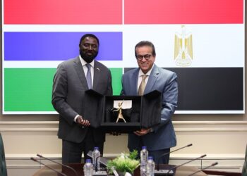 وزير الصحة والسكان  يبحث مع وزير خارجية جامبيا فرص الاستثمار الصحية بين البلدين