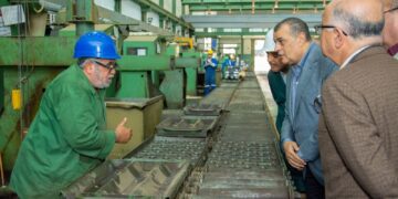 وزير الدولة للإنتاج الحربي يتابع مراحل التصنيع بشركة حلوان للصناعات الهندسية "مصنع 99 الحربي"