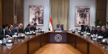 رئيس الوزراء يتابع خطط وإجراءات التوسع في مشروعات تحلية مياه البحر وتوطين الصناعة الخاصة بها