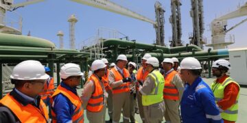 سفينة التغييز الثالثة تصل العين السخنة.. وزير البترول يتفقد الاستعدادات لربطها بالشبكة القومية